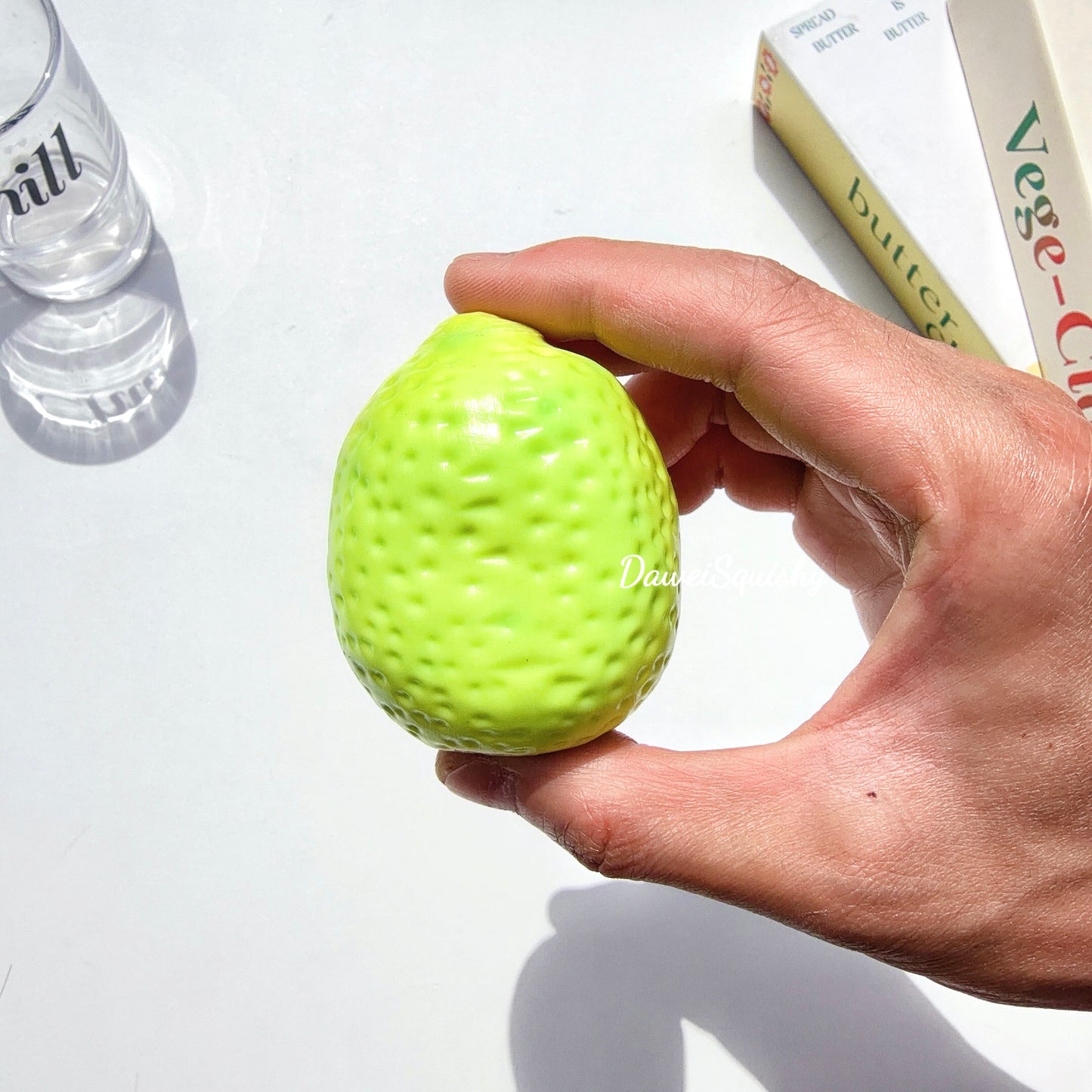 2 VERSIONS COLOR CHANGE LIME SQUEEZE TOY