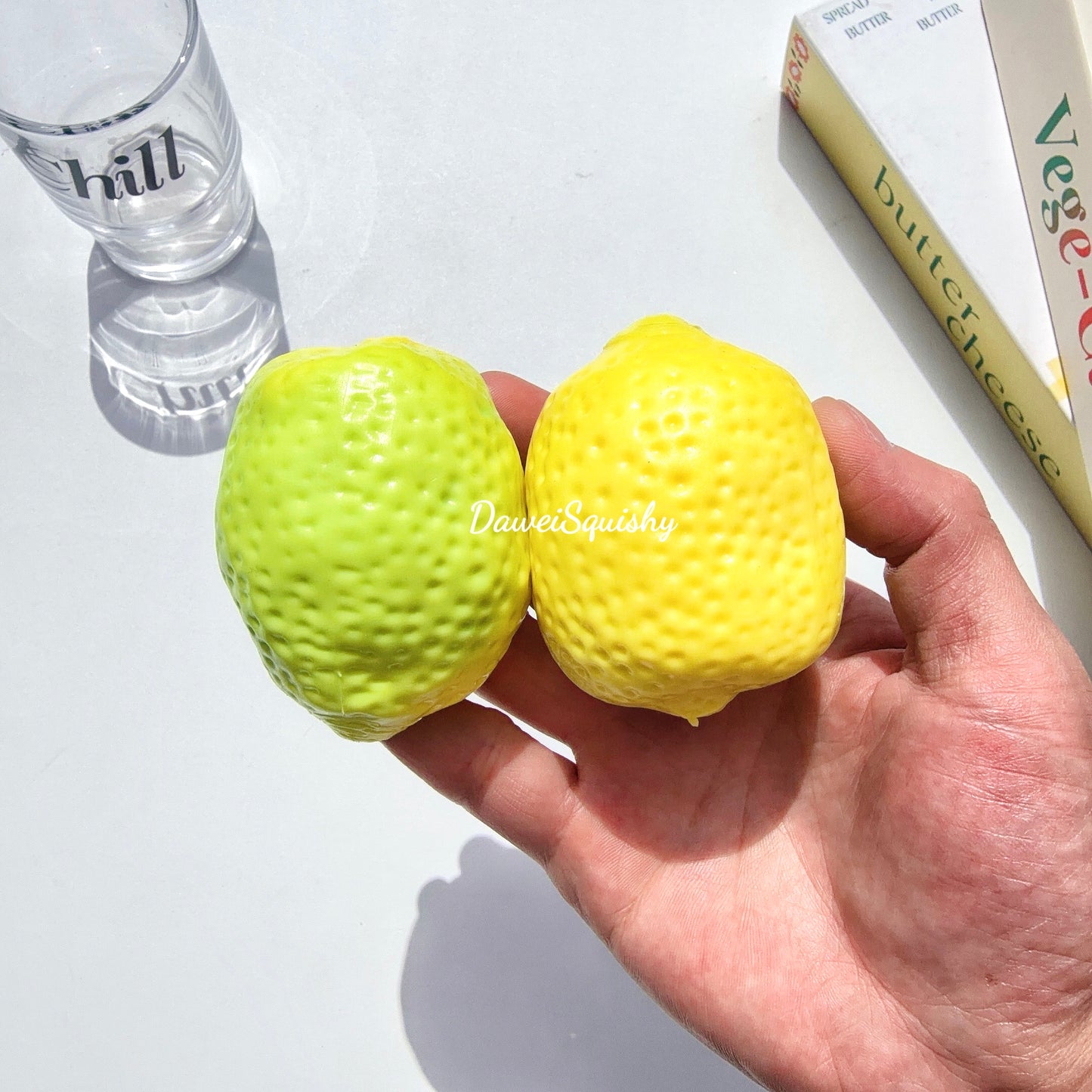 2 VERSIONS COLOR CHANGE LIME SQUEEZE TOY