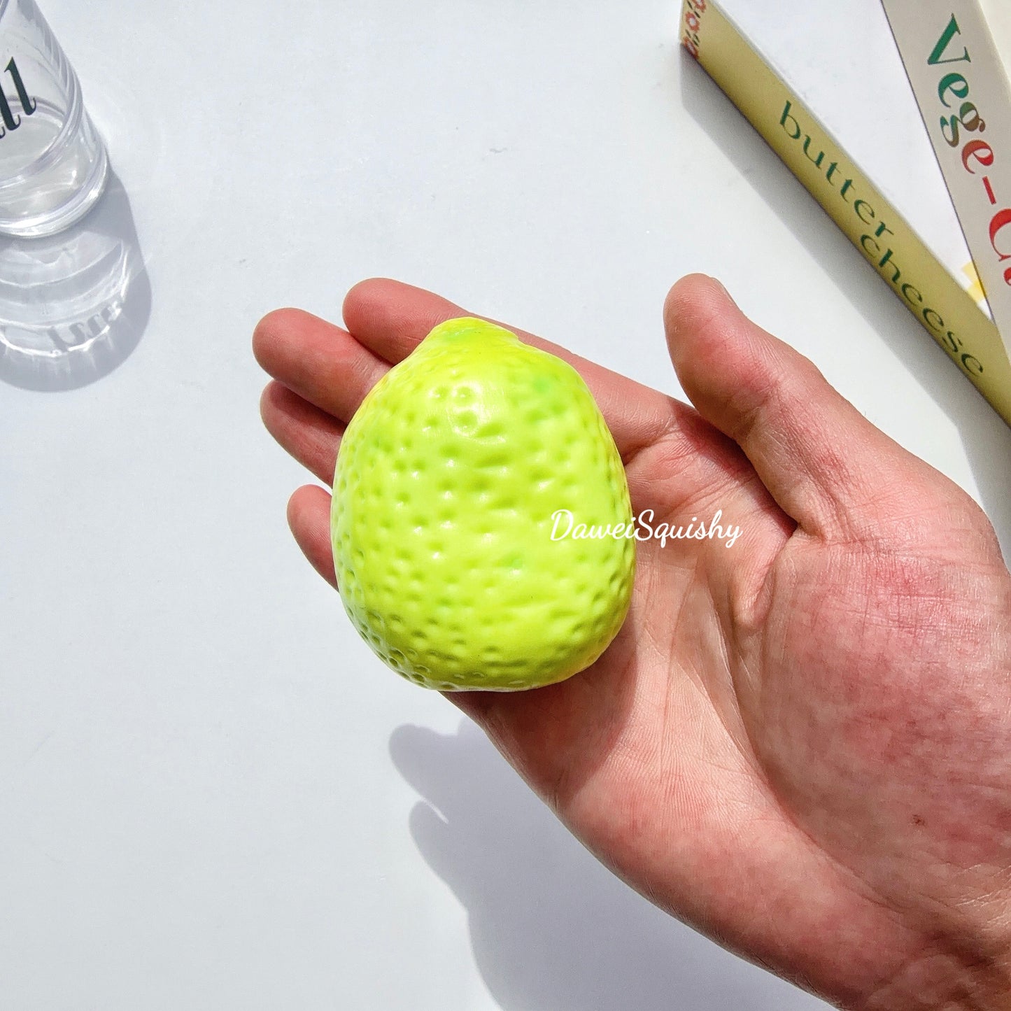 2 VERSIONS COLOR CHANGE LIME SQUEEZE TOY