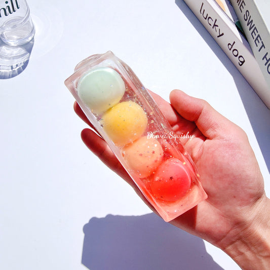 RAINBOW POP SQUARE SQUEEZE TOY