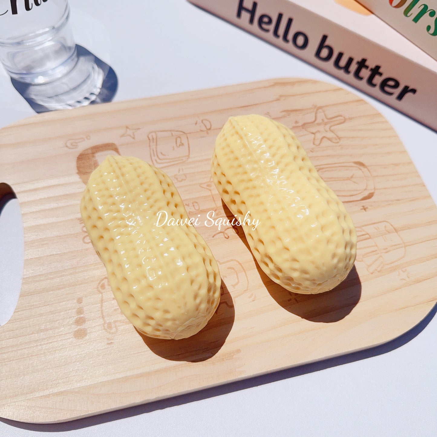 2 VERSIONS PEANUT STRESS TOY